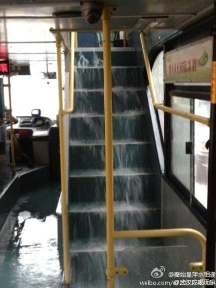 武漢遭暴雨襲擊 “海景”隨處可見(jiàn)市民再“看海”