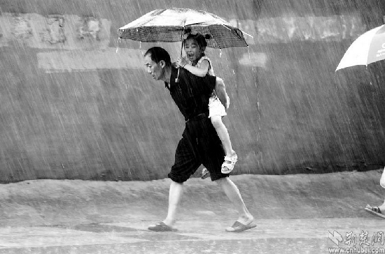 武漢遭暴雨襲擊 “海景”隨處可見市民再“看海”
