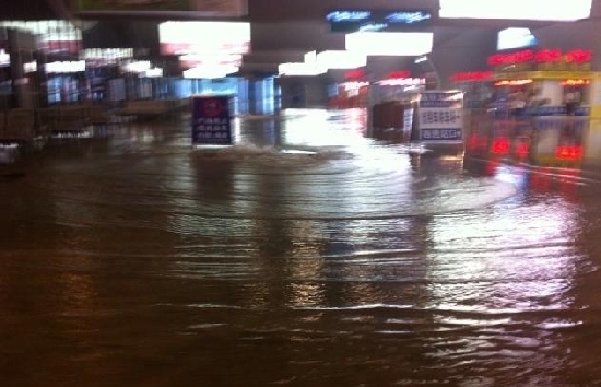 武漢遭暴雨襲擊 “海景”隨處可見市民再“看海”