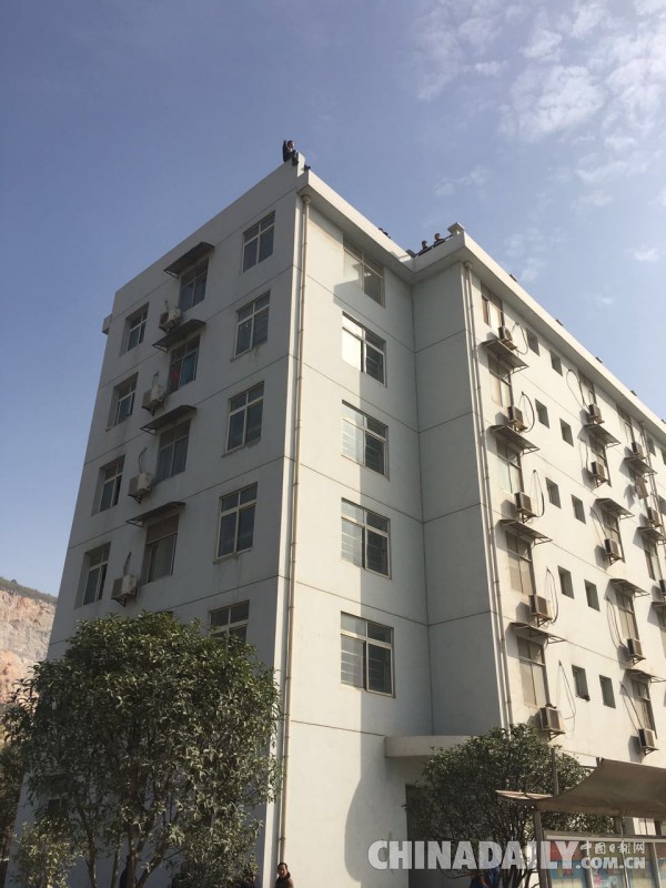 老父患重癥欲跳樓 兒子哭著一聲