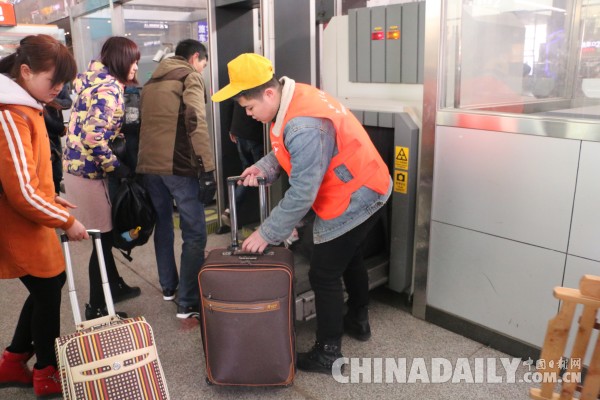 95后小鮮肉讓寒冬變暖 武漢一高校大學生志愿者服務春運