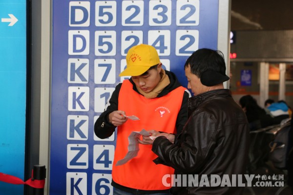 95后小鮮肉讓寒冬變暖 武漢一高校大學生志愿者服務春運