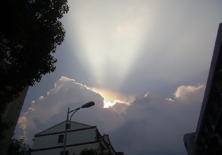 神農架出現罕見壯麗七彩祥云