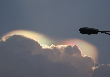 神農架出現罕見壯麗七彩祥云