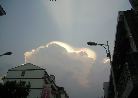 神農架出現罕見壯麗七彩祥云