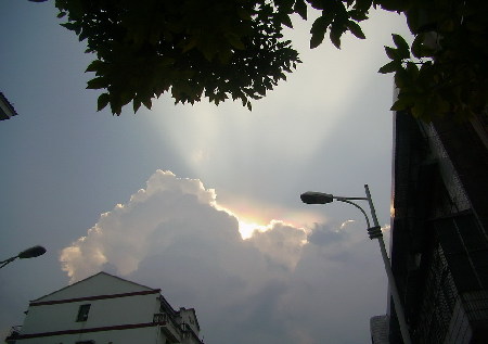 神農架出現罕見壯麗七彩祥云