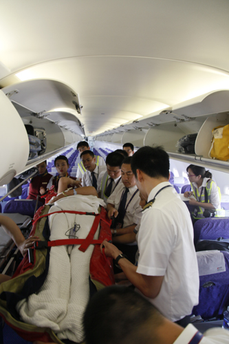 國航湖北分公司護送擔架旅客平安回家