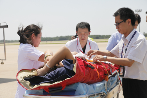 國(guó)航湖北分公司護(hù)送擔(dān)架旅客平安回家