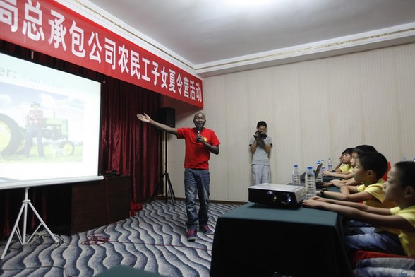 “洋雷鋒”走進“小候鳥”夏令營