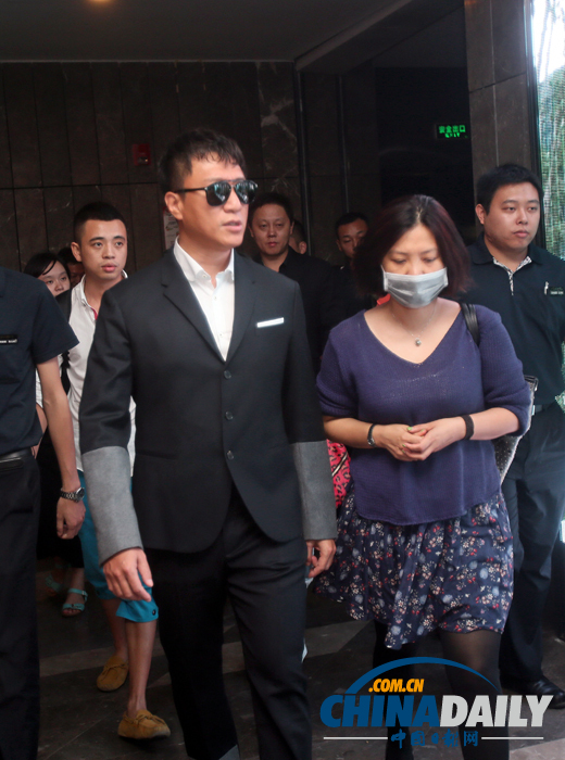 孫紅雷抵達武漢宣傳《全民目擊》為電影節預熱