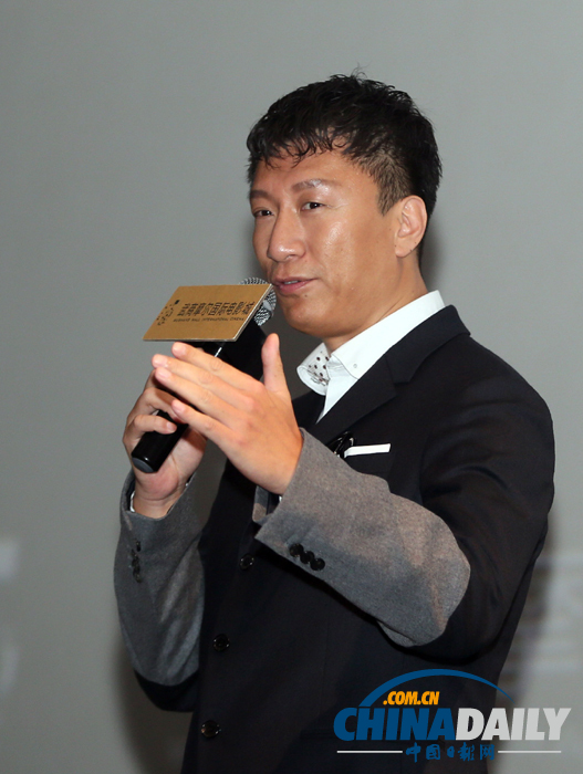 孫紅雷抵達武漢宣傳《全民目擊》為電影節預熱