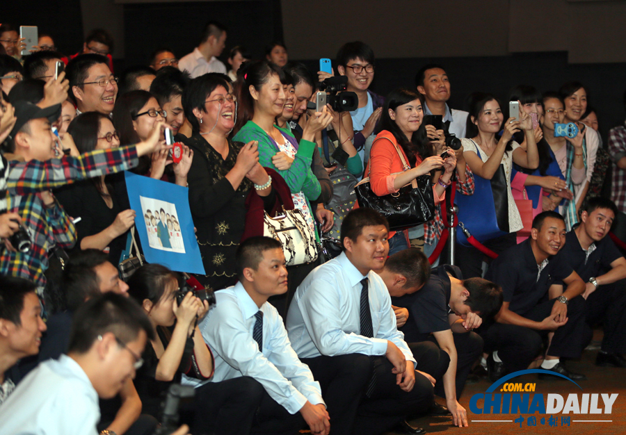 孫紅雷抵達武漢宣傳《全民目擊》為電影節(jié)預熱