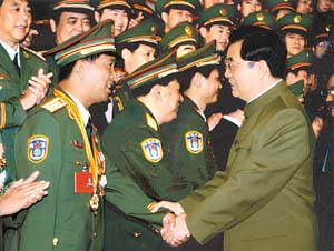 英雄贊歌―――記獨(dú)臂英雄丁曉兵