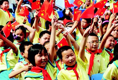 少先隊員放聲歌唱偉大的祖國