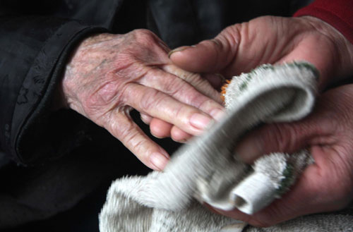 董玉發20年盡心贍養前妻養母 鄉親們熱烈贊揚