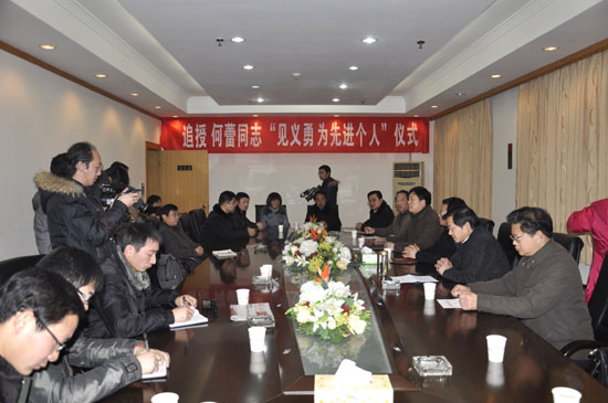 湖北最美80后花季女兒“經(jīng)得起老爸一拜”