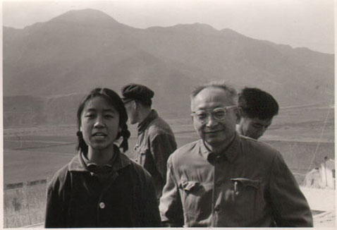 江牧岳1975年10月參觀大寨