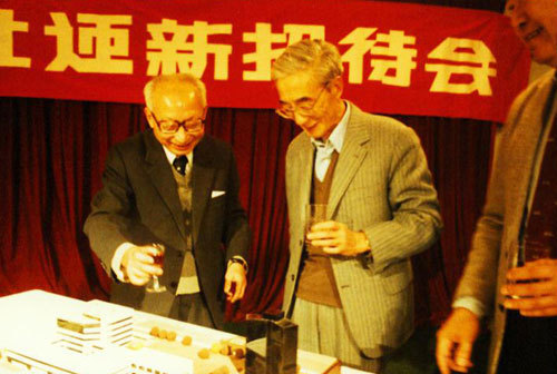 江牧岳在新春招待會(huì)上向來賓介紹中國日報(bào)新址