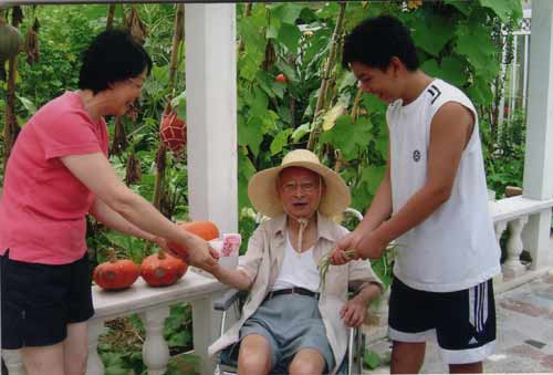 江牧岳和家人在一起盡享天倫之樂