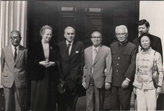 江牧岳和黃華一起會見外賓