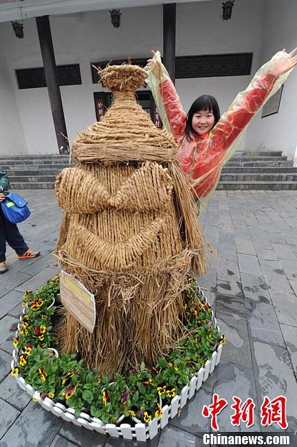 長沙舉辦稻草人藝術節 千款創意稻草人亮相