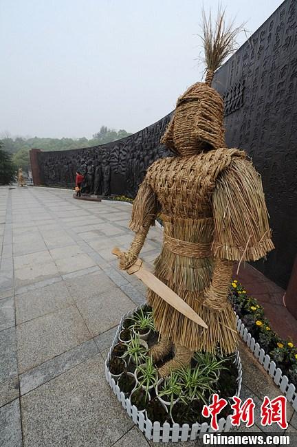 長沙舉辦稻草人藝術節 千款創意稻草人亮相