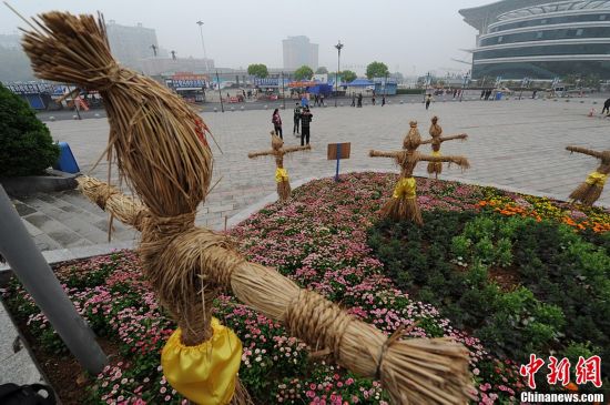 長沙舉辦稻草人藝術(shù)節(jié) 千款創(chuàng)意稻草人亮相