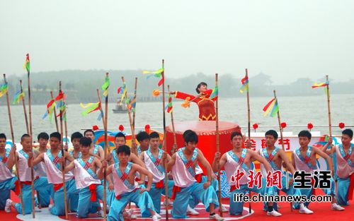 百舸爭流逐春潮 10萬觀眾爭睹溱潼會船壯觀場面