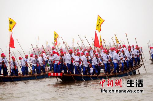 百舸爭流逐春潮 10萬觀眾爭睹溱潼會船壯觀場面
