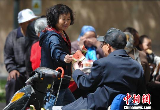烏魯木齊社區舉辦“鄰里節”治療“城市病”