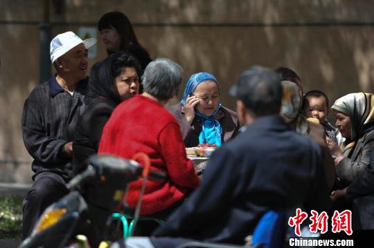 烏魯木齊社區(qū)舉辦“鄰里節(jié)”治療“城市病”