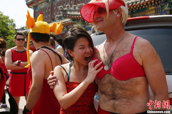 中外“紅裙子”聚北京 什剎海邊促慢跑