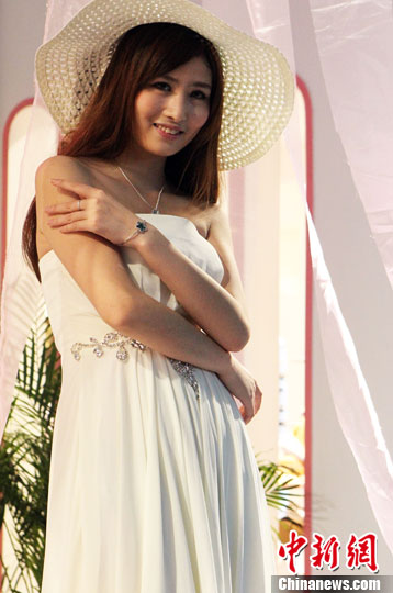 深圳服裝服飾交易會開幕 現場上演面具美女秀