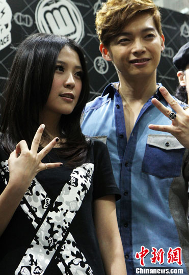 深圳服裝服飾交易會開幕 現場上演面具美女秀