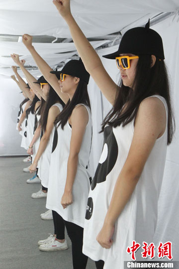 深圳服裝服飾交易會開幕 現(xiàn)場上演面具美女秀