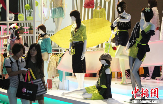 深圳服裝服飾交易會開幕 現場上演面具美女秀