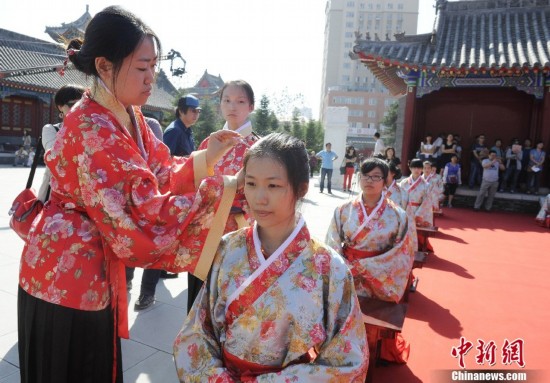 長春“90后”參加仿古成人禮 男子加冠女子加笄