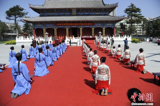 長(zhǎng)春“90后”參加仿古成人禮 男子加冠女子加笄