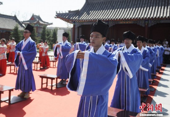 長春“90后”參加仿古成人禮 男子加冠女子加笄