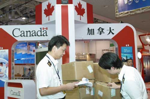 各行業年終獎盤點:有的發奔馳車 有的發衛生巾