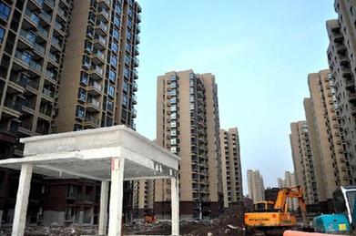 房價“大起?年10月30日　上海：過高房價正得到有效遏制重點加大保障房建設力度　施工人員在上海顧村大型保障房建設工地施工（2011年10月15日攝）。新華社發（嚴大明 攝）</p>

<p>以“國十條”為代表的這一輪房地產調控措施啟動至今已一年半有余，期間中央政府密集出臺了限價、限購、限貸、房產稅等一系列調控舉措，躁動樓市開始降溫并漸趨理性，盡管在調控過程中充斥著各種“雜音”，但時至今日中央高層態度依然鮮明———繼續嚴格執行政策，進一步鞏固調控成果。仔細梳理不難發現，無論是“國十條”、“國五條”，還是“新國八條”，“遏制部分城市房價過快上漲”一直是一以貫之的房地產調控目標。抑制投資、投機性需求，去除泡沫，使房價合理回歸的思路貫穿了本輪調控的整個脈絡。</p>

<p>這從中央一再強調并要求繼續嚴格實施差別化住房信貸、稅收政策和住房限購措施，遏制投機投資性購房，合理引導住房需求的多次表態中可以得到證實。尤其值得關注的是，“限購”政策不僅沒有松動，而是更加嚴格。雖然“步履蹣跚”，但“擴容”態勢未減，11月1日珠海實行的“雙限”政策就是一例證。</p>

<p>目前樓市正處于關鍵敏感期，伴著房價“拐點”隱約浮現，各個利益主體之間博弈也進入白熱化，此時任何一點兒風吹草動都會引發一陣波瀾。這在資本市場可謂立竿見影，每有松動傳聞出現，地產板塊就一改往日頹廢走勢而走強。這提醒我們要清醒地認識到調控的復雜性、艱巨性，地方出于稅收和土地財政等自身利益考慮有很大松動既有調控舉措的沖動，部分地方政府遲遲不出臺限購舉措也并非偶然，因此，不到最后一刻樓市調控根本不敢輕言勝利。</p>

<p>調控的累積效應正在顯現，而對于當前樓市出現的各種“雜音”和觸碰“高壓線”舉動，中央態度也十分明確———“堅定不移地搞好房地產調控”，這無疑顯示出堅持調控政策的決心，令寄望調控松動的一廂情愿想法破滅。排除“雜音”的干擾，保持調控政策的穩定性和連續性，促進房價合理回歸是調控的目標所在，“合理”二字看似簡單，實則頗具深意，避免房價大起大落、暴漲暴跌應是題中應有之義。</p>

<p>目前很多人對房價下跌樂觀其成，甚至認為房價下跌個三、四成，銀行也能承受得起，但房價暴跌實際上是非常危險的，目前銀行業直接對房地產相關企業和個人貸款約9.5萬億元。房價大幅下跌勢必造成大批房地產開發企業的貸款無法歸還，不少按揭貸款也會出現違約，無疑將產生大量不良貸款造成銀行資產縮水，換句話說，中國房地產市場“崩盤”可能導致銀行業危機，美、日的前車之鑒就在眼前。</p>

<p>這種擔憂并非空穴來風，正所謂“牽一發而動全身”。房地產市場景氣與否直接影響到建筑、鋼鐵、水泥、電力和家電等行業，有經濟學家就曾估算，中國共計約50%的G D P都與房地產市場的命運相關，由此可見一斑。希望房價暴漲暴跌很可能會落空。</p>

<p>事實上，本輪調控中呈現出明顯的“有保有壓”、“雙輪驅動”的特點，一方面加大力度調控房地產市場，穩定房價；另一方面又大規模投資加大保障房建設力度。在將住房的使用功能體現得更充分，讓房地產市場回歸本來面貌之后，短期調控政策必然會退出，屆時房地產市場調控很可能會將目光投向更為深層次的體制性、機制性問題。</p>

<p>來源：經濟參考報 編輯：馬原</p>
</div>
</div>
<!--/enpcontent-->
<br/>
 



<table width=