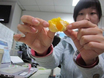 山東現“橡皮雞蛋”煮熟蛋黃能彈起20厘米(圖)