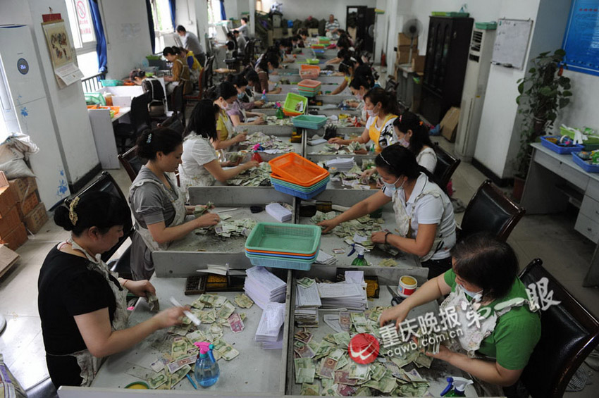 揭秘重慶點鈔女工的神秘生活 每天點鈔1.25噸