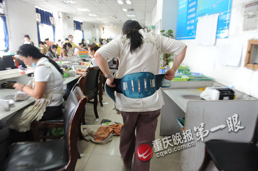 揭秘重慶點鈔女工的神秘生活 每天點鈔1.25噸