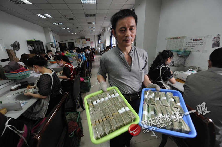 揭秘重慶點鈔女工的神秘生活 每天點鈔1.25噸