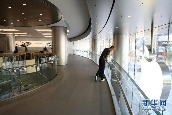 亞洲最大蘋(píng)果旗艦店開(kāi)業(yè) 果迷深夜排隊(duì)