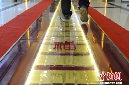 金價大跌后現企穩跡象 業內預測仍有下跌空間