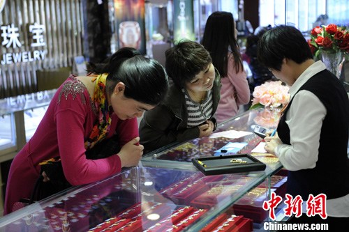 黃金股領跌兩市 網友呼喊中國大媽快來抄底