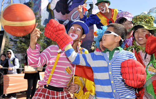 長影世紀城上演“滑稽狂歡節(jié)”