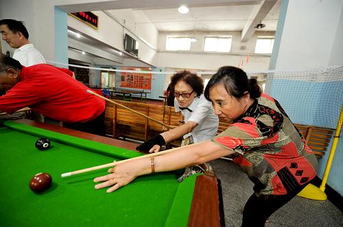 年過七旬“臺球奶奶”和她的臺球培訓班